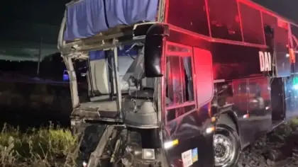 Ônibus de excursão colide com carreta e deixa três feridos na BR-290 - Studio TV