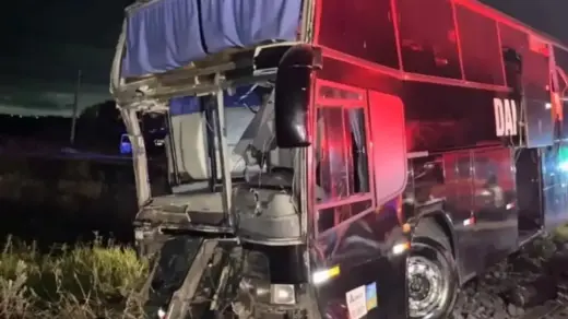 Ônibus de excursão colide com carreta e deixa três feridos na BR-290 - Studio TV