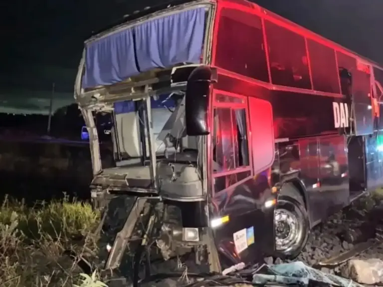 Ônibus de excursão colide com carreta e deixa três feridos na BR-290 - Studio TV