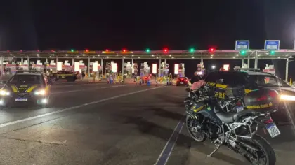 Viaturas e motocicletas da PRF durante operação noturna no pedágio da Freeway