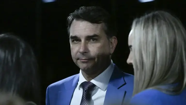 Parlamentares do PT pedem a Moraes prisão preventiva de Flávio Bolsonaro - Studio TV