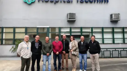 Representantes do Parlamento Regional da Serra Gaúcha em frente ao Hospital Tacchini.