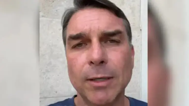 Passaportes de Flávio Bolsonaro são cancelados pela PF após fim do prazo para entrega - Studio TV
