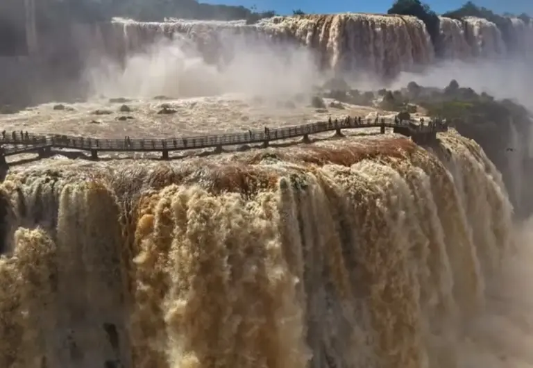 Passarela das Cataratas do Iguaçu é interditada após vazão do rio atingir quase seis vezes a média histórica - Studio TV