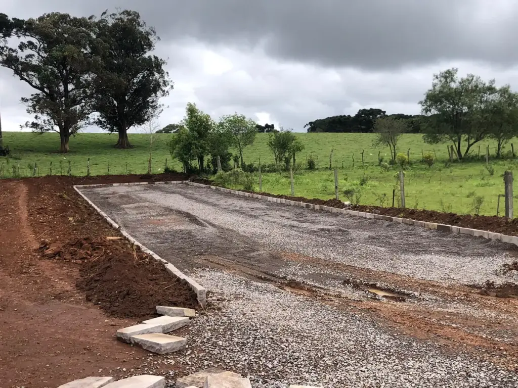 Trecho preparado para pavimentação basáltica