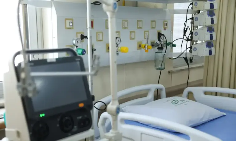 Pesquisa aponta desigualdade na estrutura de UTIs públicas e privadas no Brasil - Studio TV
