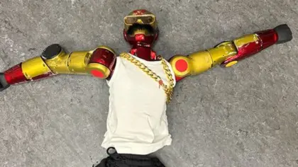 Polícia investiga jovens suspeitos de usar robô para assediar adolescente na Alemanha - Studio TV