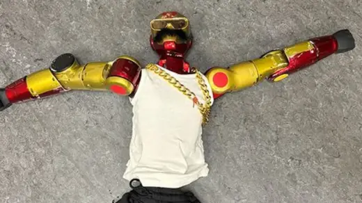 Polícia investiga jovens suspeitos de usar robô para assediar adolescente na Alemanha - Studio TV