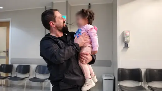 Policial salva bebê de 1 ano e 9 meses após engasgo com bolacha em Porto Alegre - Studio TV