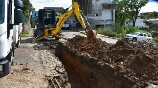 Prefeitura de Veranópolis realiza conserto de tubulação na Rua Mansueto Bernardi - Studio TV
