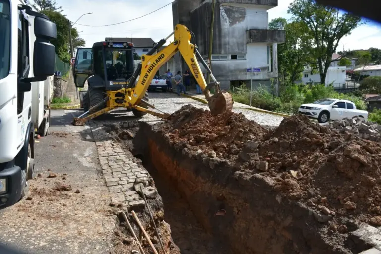Prefeitura de Veranópolis realiza conserto de tubulação na Rua Mansueto Bernardi - Studio TV