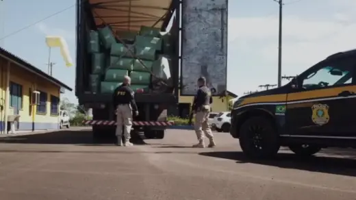 PRF apreende caminhão com R$ 3 milhões em mercadorias irregulares na BR-101, em Torres - Studio TV