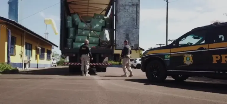 PRF apreende caminhão com R$ 3 milhões em mercadorias irregulares na BR-101, em Torres - Studio TV