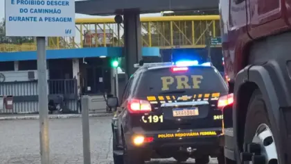 Caminhão em fiscalização de pesagem com viatura da PRF na BR-290
