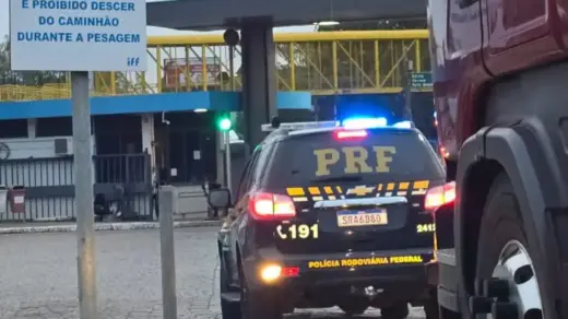 Caminhão em fiscalização de pesagem com viatura da PRF na BR-290