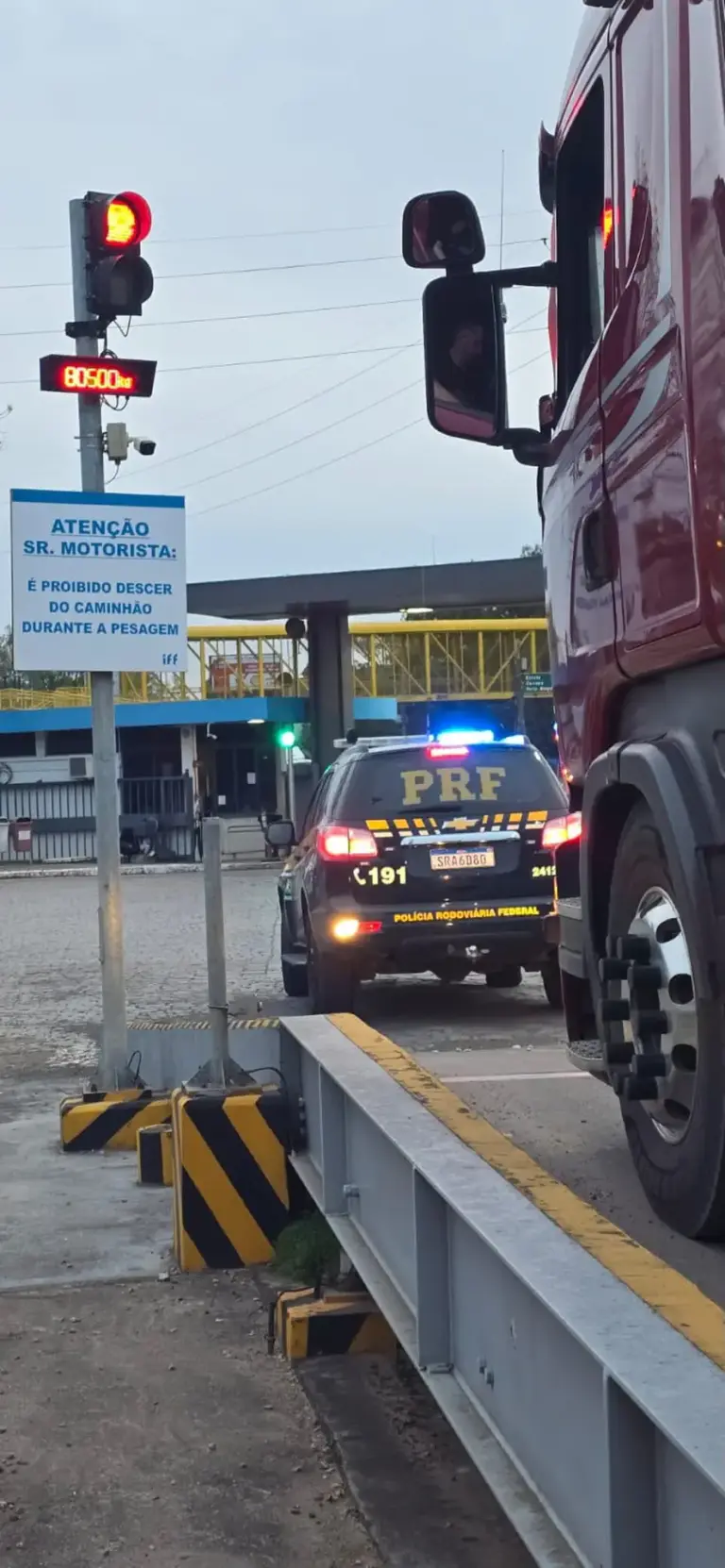 Caminhão em fiscalização de pesagem com viatura da PRF na BR-290