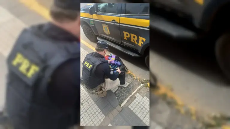PRF prende passageiro com 21 quilos de maconha em ônibus na BR-290, em São Gabriel - Studio TV
