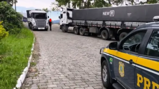 PRF retém caminhões com 13 toneladas de excesso de peso após travessia da Serra das Antas, em Veranópolis - Studio TV