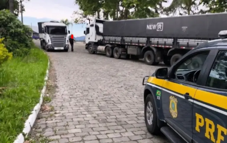 PRF retém caminhões com 13 toneladas de excesso de peso após travessia da Serra das Antas, em Veranópolis - Studio TV