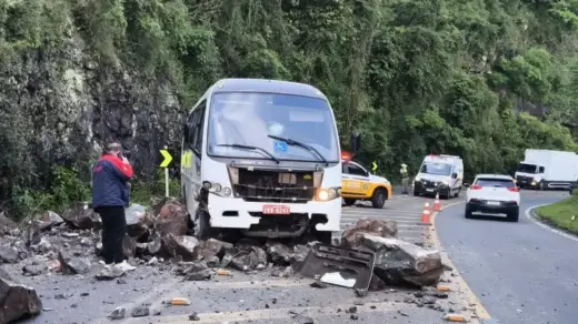 Queda de pedras atinge micro-ônibus e deixa trânsito em meia pista na ERS-115 - Studio TV