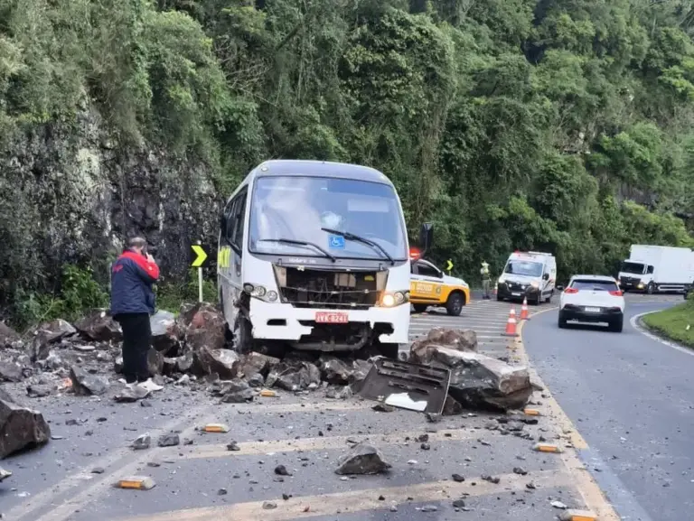 Queda de pedras atinge micro-ônibus e deixa trânsito em meia pista na ERS-115 - Studio TV