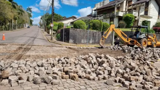Rua Astério de Mello recebe melhorias no calçamento no bairro Femaçã, em Veranópolis - Studio TV