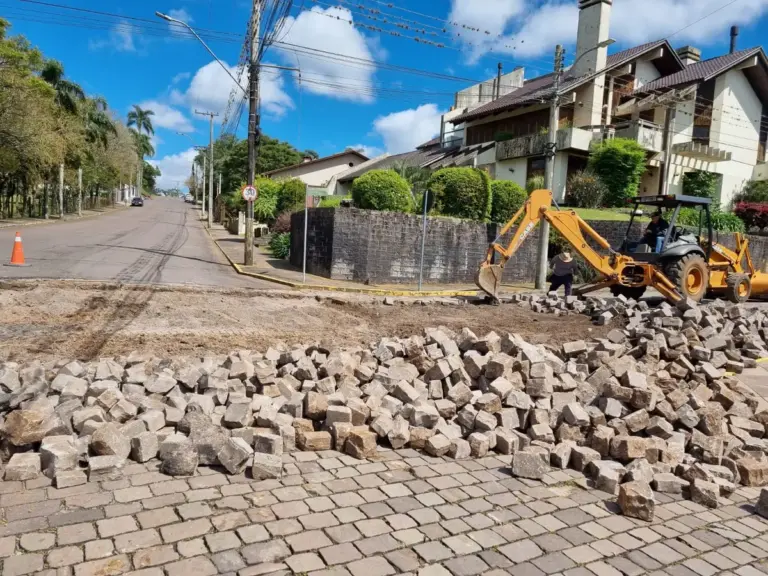 Rua Astério de Mello recebe melhorias no calçamento no bairro Femaçã, em Veranópolis - Studio TV