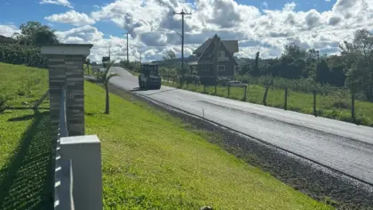 Rua Casemiro Ecco recebe pavimentação asfáltica na comunidade de Vila Azul, em Veranópolis - Studio TV