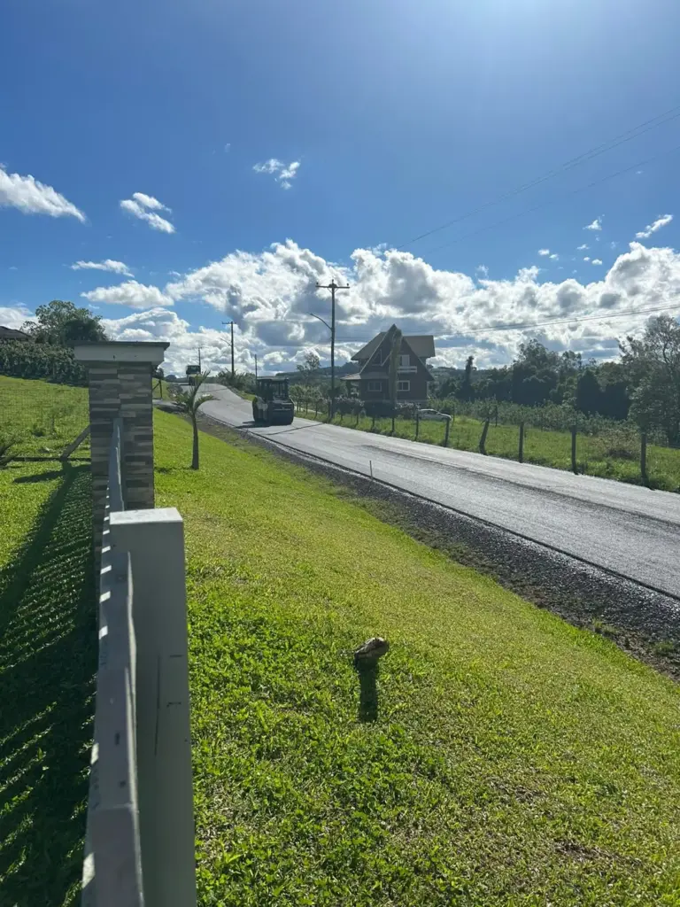 Rua Casemiro Ecco recebe pavimentação asfáltica na comunidade de Vila Azul, em Veranópolis - Studio TV