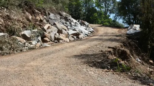 Rua Emílio Priotto recebe preparação para asfaltamento em Veranópolis - Studio TV