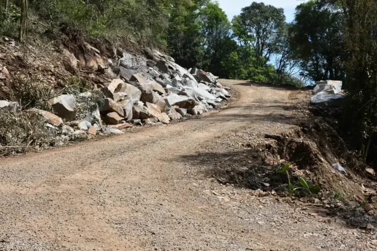 Rua Emílio Priotto recebe preparação para asfaltamento em Veranópolis - Studio TV