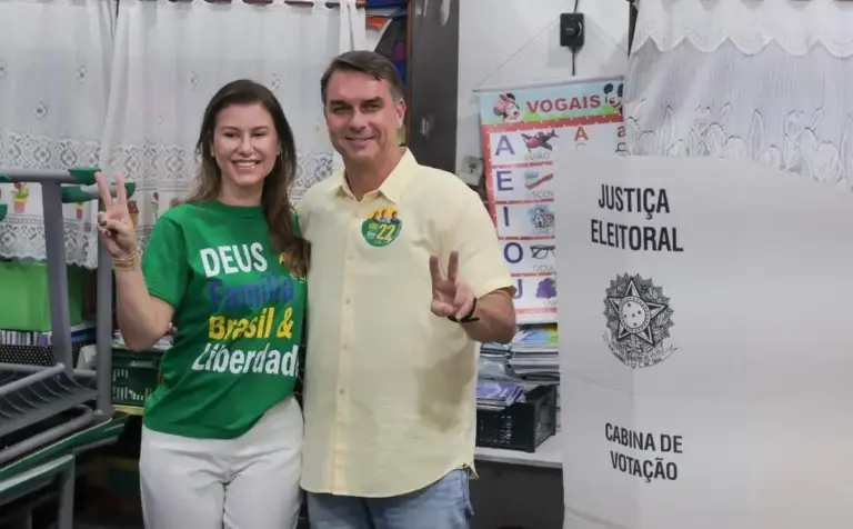 Flávio Bolsonaro vota no Rio de Janeiro no primeiro turno das Eleições 2026 - Studio TV