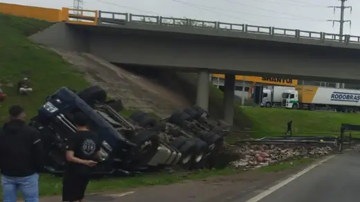 Caminhão capota na ERS-122 em Caxias do Sul e motorista de 37 anos fica ferido - Studio TV