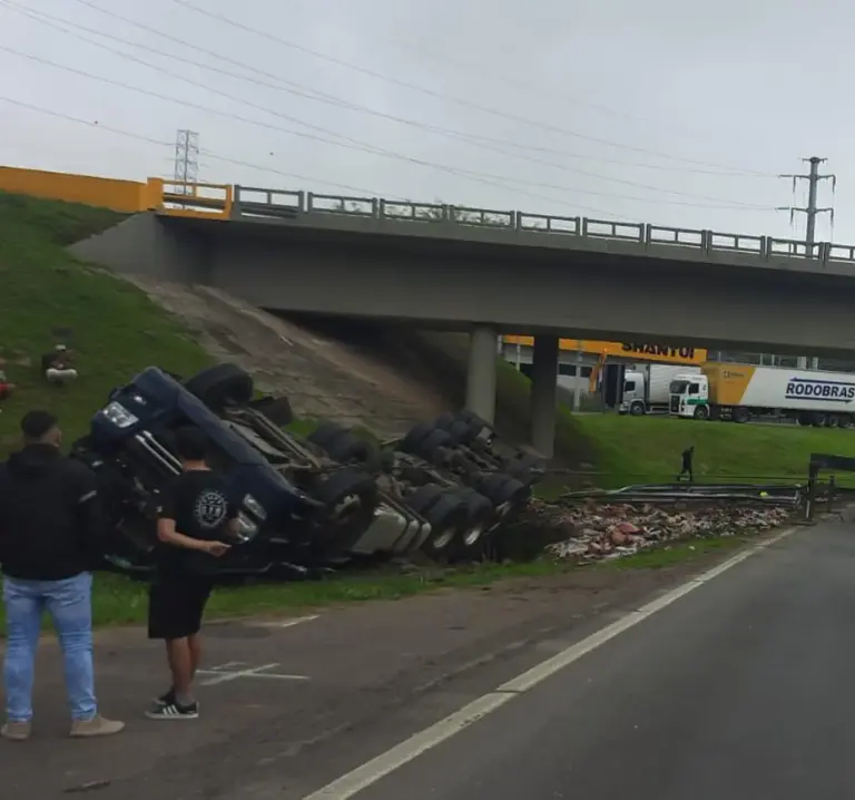 Caminhão capota na ERS-122 em Caxias do Sul e motorista de 37 anos fica ferido - Studio TV