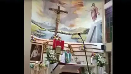 Padre morre após ser atingido por cruz de madeira durante missa transmitida ao vivo - Studio TV