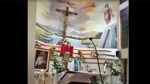 Padre morre após ser atingido por cruz de madeira durante missa transmitida ao vivo - Studio TV