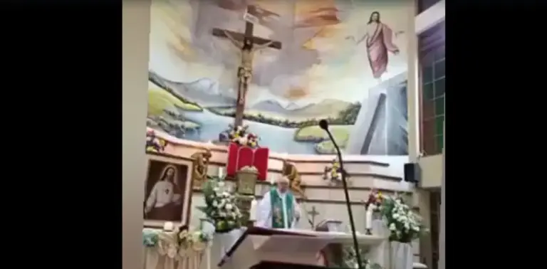 Padre morre após ser atingido por cruz de madeira durante missa transmitida ao vivo - Studio TV