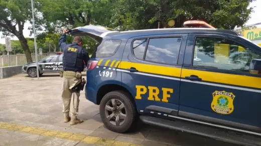 PRF recupera carro furtado e prende motorista embriagado na BR-116, em Guaíba - Studio TV