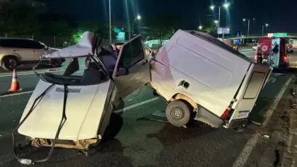 Fiat Fiorino se parte ao meio após colisão contra poste na BR-116 em Sapucaia do Sul - Studio TV