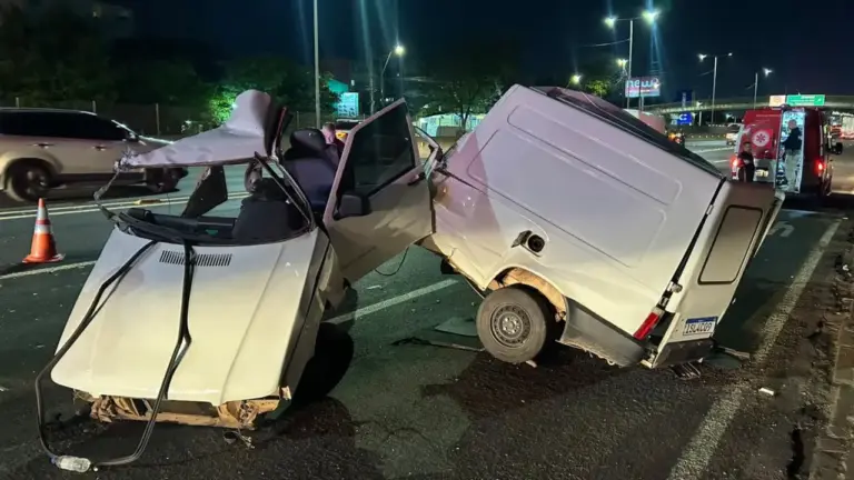 Fiat Fiorino se parte ao meio após colisão contra poste na BR-116 em Sapucaia do Sul - Studio TV