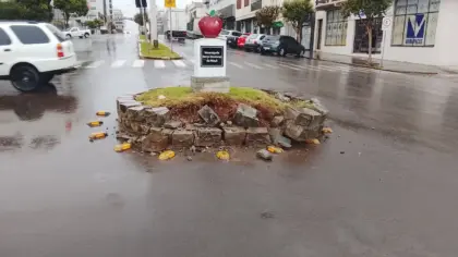 Veículo colide e danifica rótula no Centro de Veranópolis - Studio TV