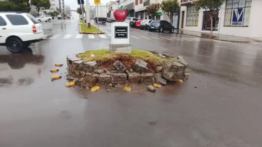 Veículo colide e danifica rótula no Centro de Veranópolis - Studio TV