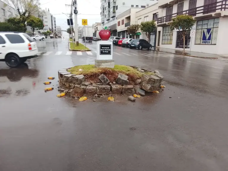 Veículo colide e danifica rótula no Centro de Veranópolis - Studio TV