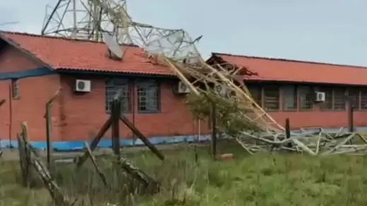 Temporal com ventos de 90 km/h causa estragos em Sant’Ana do Livramento e torre cai sobre escola rural - Studio TV