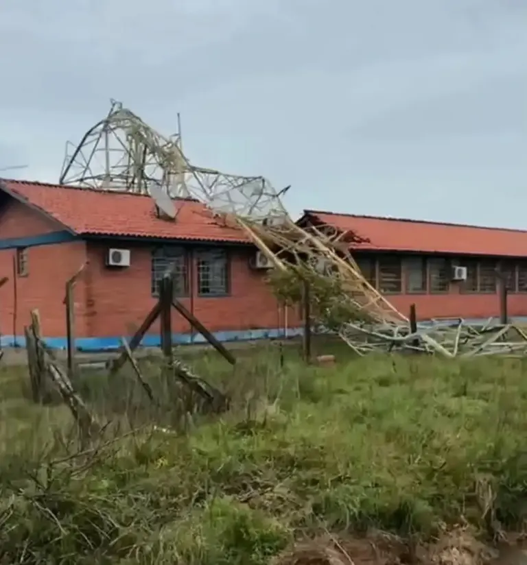 Temporal com ventos de 90 km/h causa estragos em Sant’Ana do Livramento e torre cai sobre escola rural - Studio TV