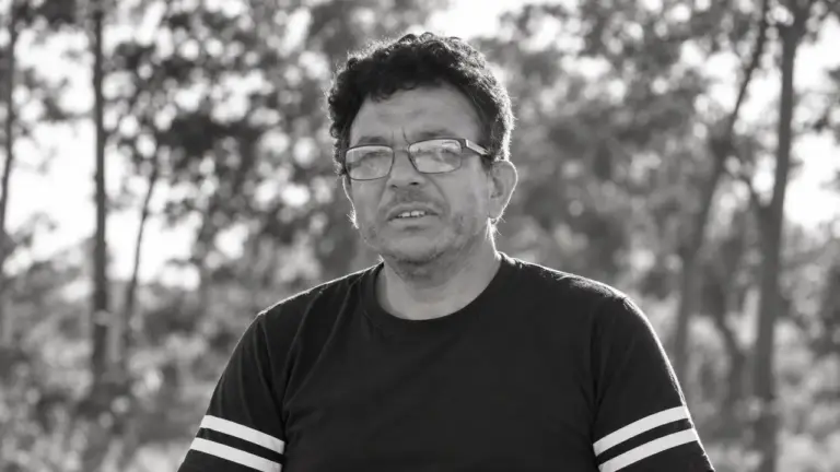 Retrato em preto e branco de Davi Fonseca