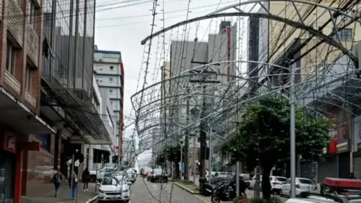 Trânsito é normalizado após caminhão danificar fiação e túnel de LED em Caxias do Sul - Studio TV