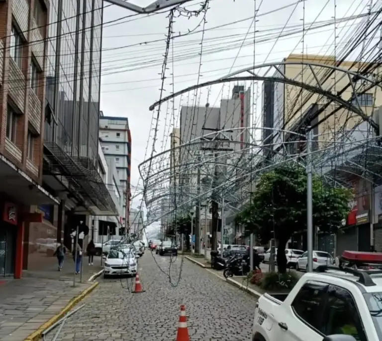 Trânsito é normalizado após caminhão danificar fiação e túnel de LED em Caxias do Sul - Studio TV