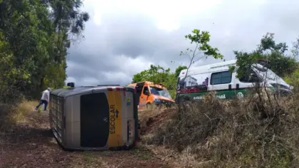 Van escolar sai da pista e tomba no interior de Erechim; seis estudantes recebem atendimento - Studio TV
