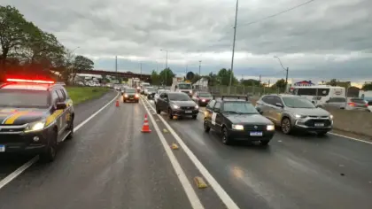 Veículo pega fogo na BR-116 em São Leopoldo - Studio TV